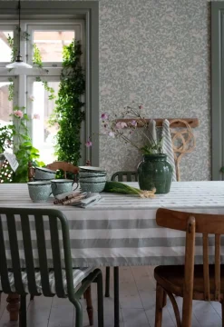 Amalia lindgrön randig bordsduk i återvunnet material 140x300cm