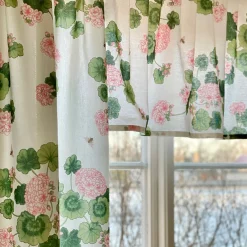 Astrid Rosa Gardinkappa Metervara med Pelargoner