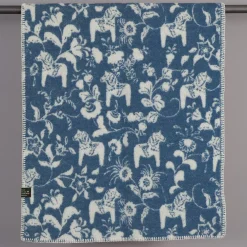 Barnfilt Leksand blå 65x95cm med dalahästar och kurbits