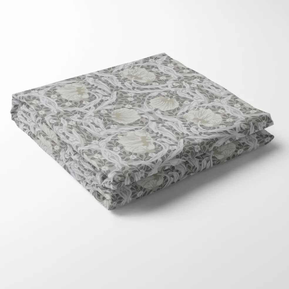 Grace beige bordsduk - Klassisk blommig Arts and Crafts design