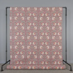 Grace röd tyg - Klassisk blommig Arts and Crafts design