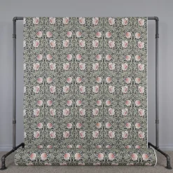 Grace svart tyg - Klassisk blommig Arts and Crafts design