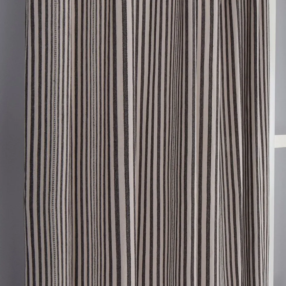 Karin svart randiga gardiner
