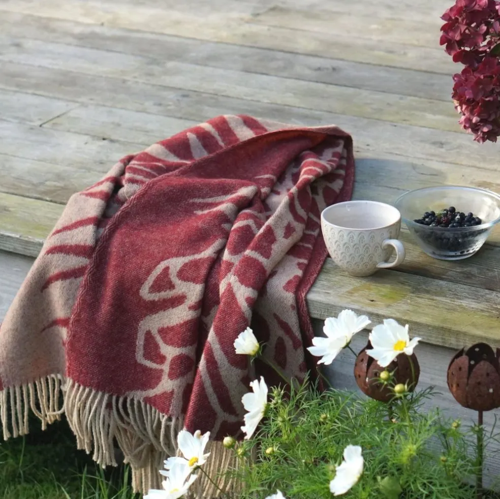 Kotteri vinröd-beige ullpläd - Almedahls