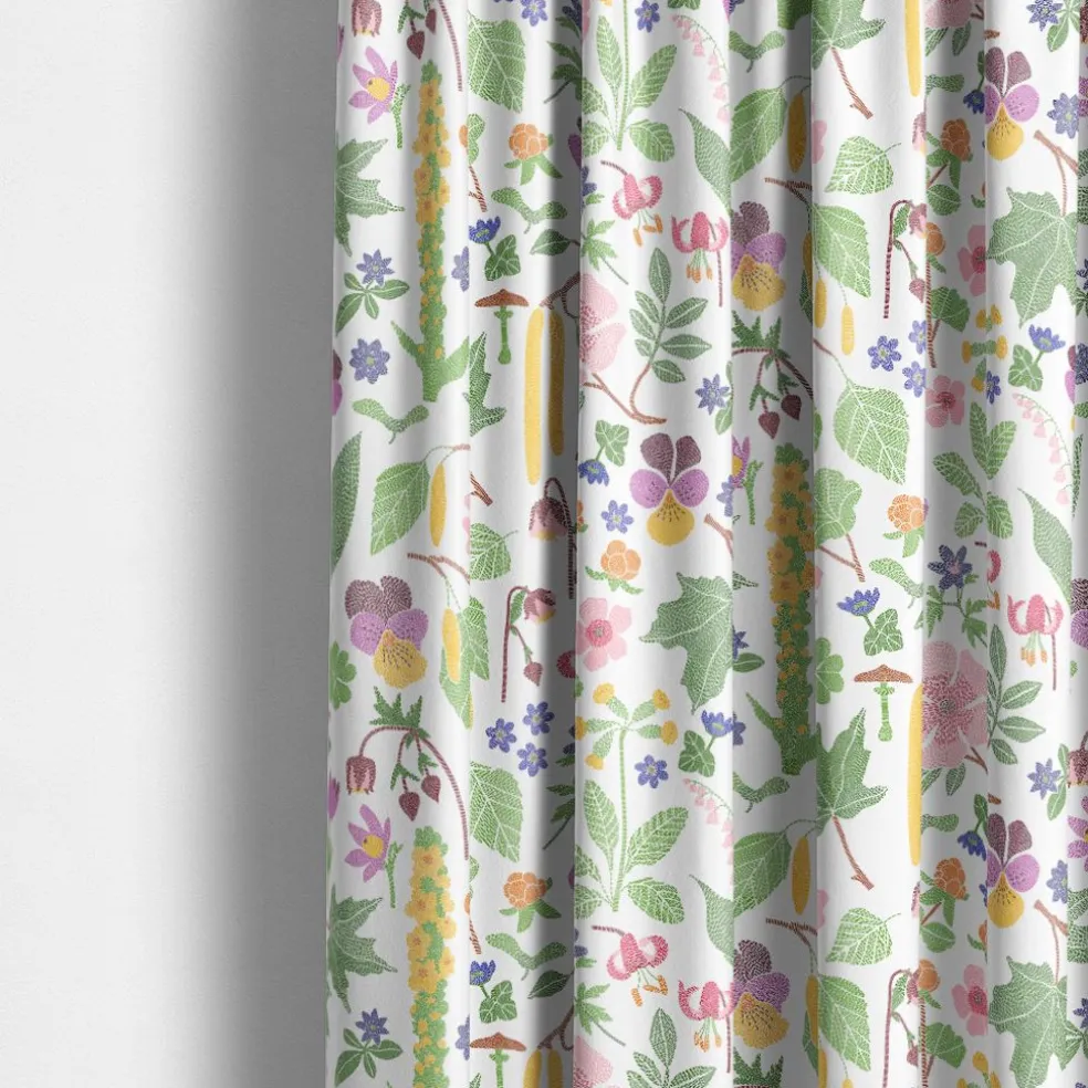 Kungsljus multi – blommigt tyg med nordisk flora