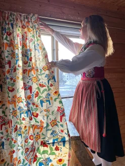 Leksand natur tyg med traditionellt dalahästtryck