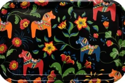 Leksand svart bricka med traditionellt dalahästmönster