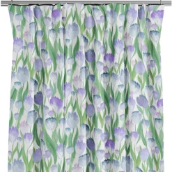 Ljuvligt blå – blommiga gardiner i mjuka blå och lila toner