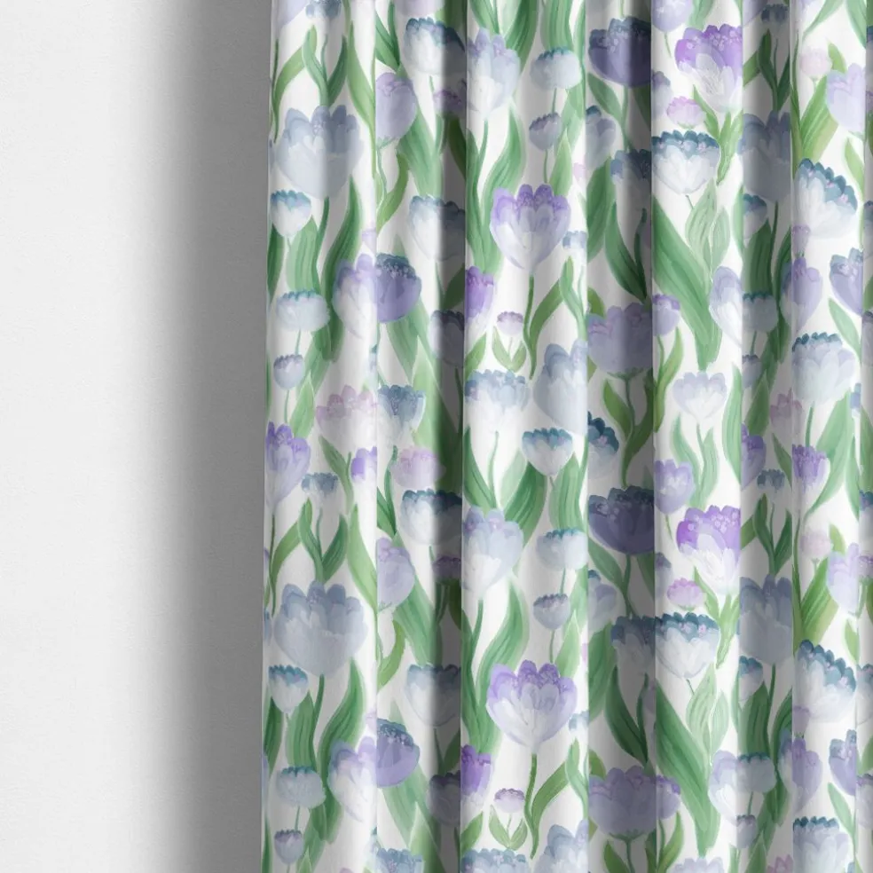 Ljuvligt blå – blommigt tyg i mjuka blå och lila toner
