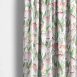 Ljuvligt rosa – blommiga gardiner i mjuka blå och lila toner
