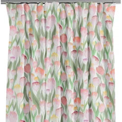 Ljuvligt rosa – blommiga gardiner i mjuka blå och lila toner