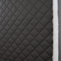 Niva XL svart fuskskinn - vadderat svart fuskskinn med stor diagonalquiltning