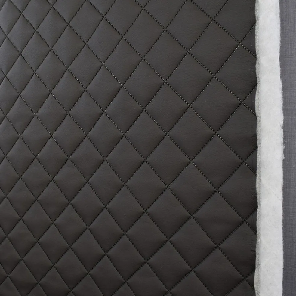 Niva XL svart fuskskinn - vadderat svart fuskskinn med stor diagonalquiltning