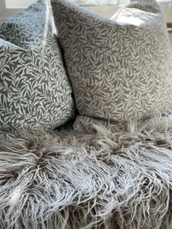 Ramas allmogegrön kuddfodral med kvistar och blad