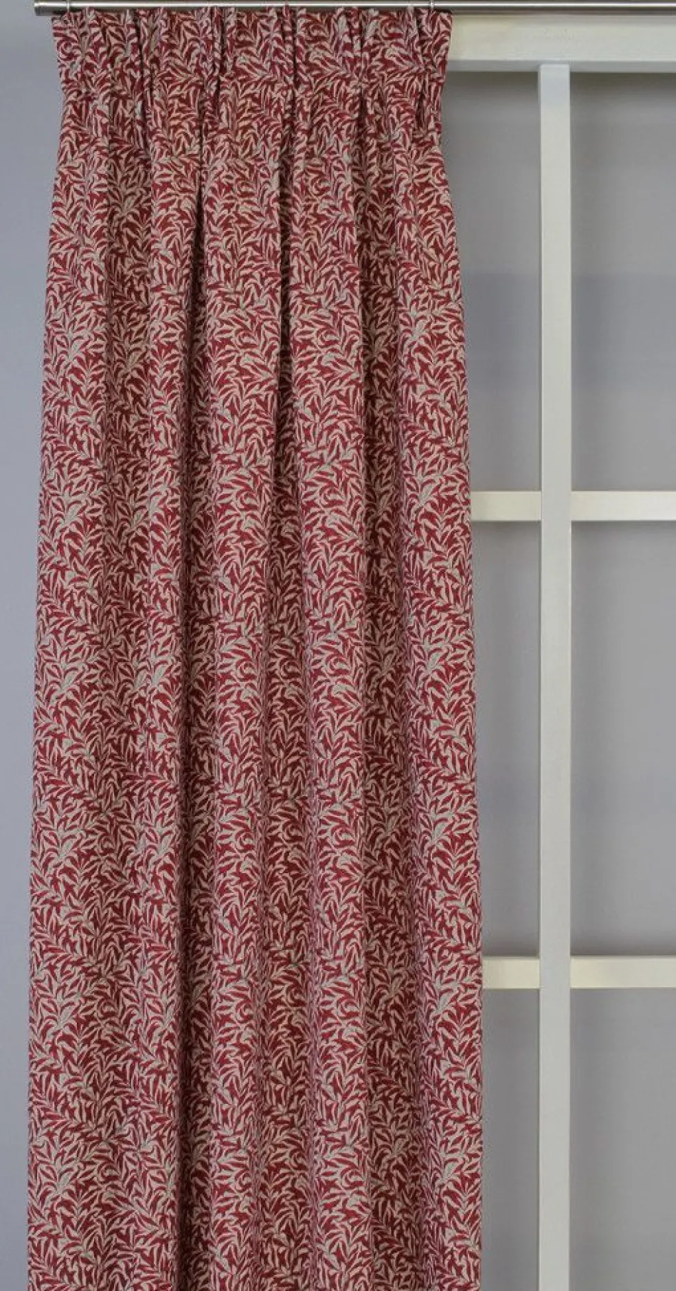 Ramas röd-beige gardiner med kvistar och blad