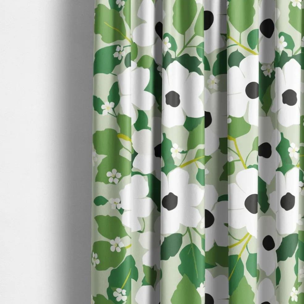 Svartöga grön – blommigt tyg med vita blommor och gröna blad